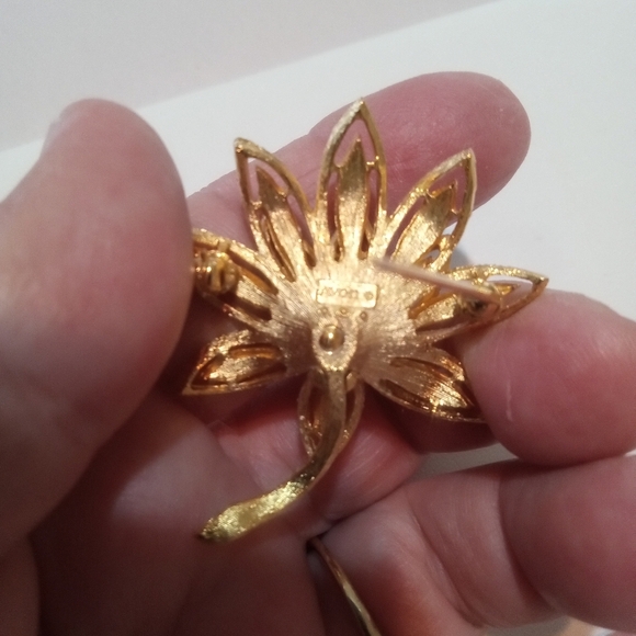 Vintage Lotus Leaf Brooch Signed Avon Textured Gold Tone Designer Brooch Pin - Picture 3 of 4